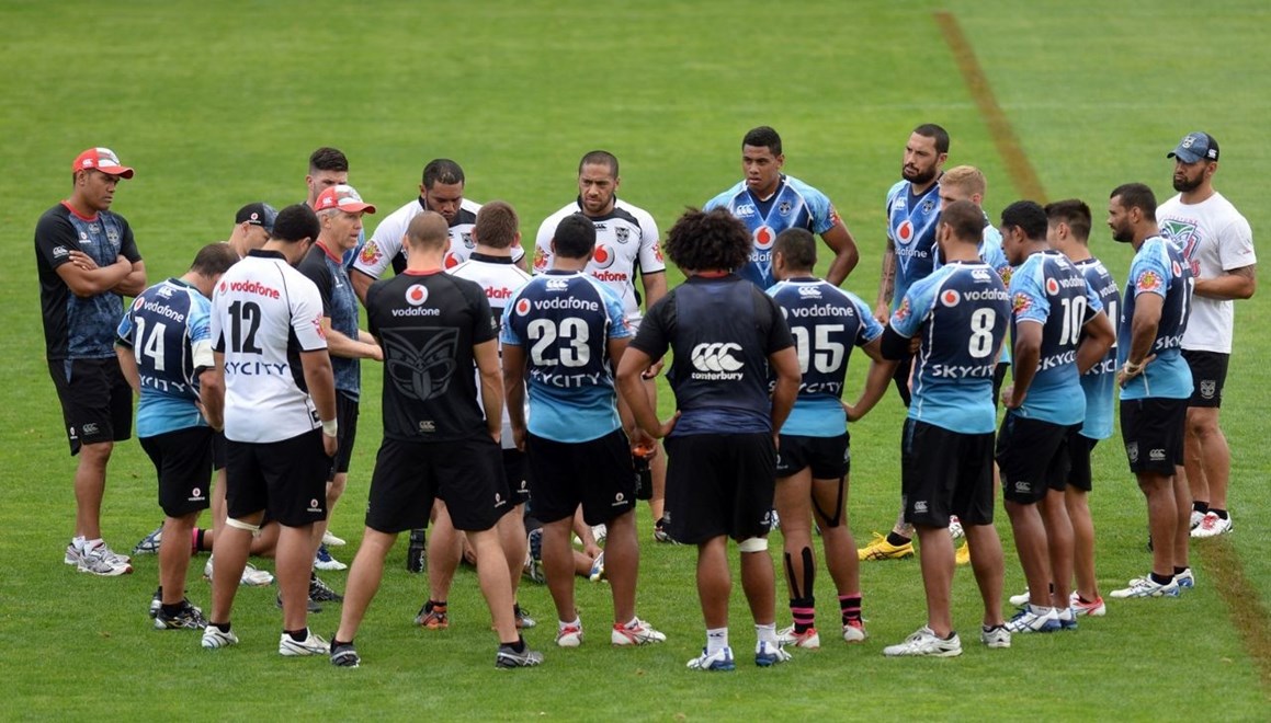 Warriors coach Matthew Elliott talks to his players in the huddle. NRL Rugby League. Vodafone Warriors training session at Mt Smart Stadium, Auckland, New Zealand. Tuesday 18 March 2014. Photo: Andrew Cornaga/www.photosport.co.nz