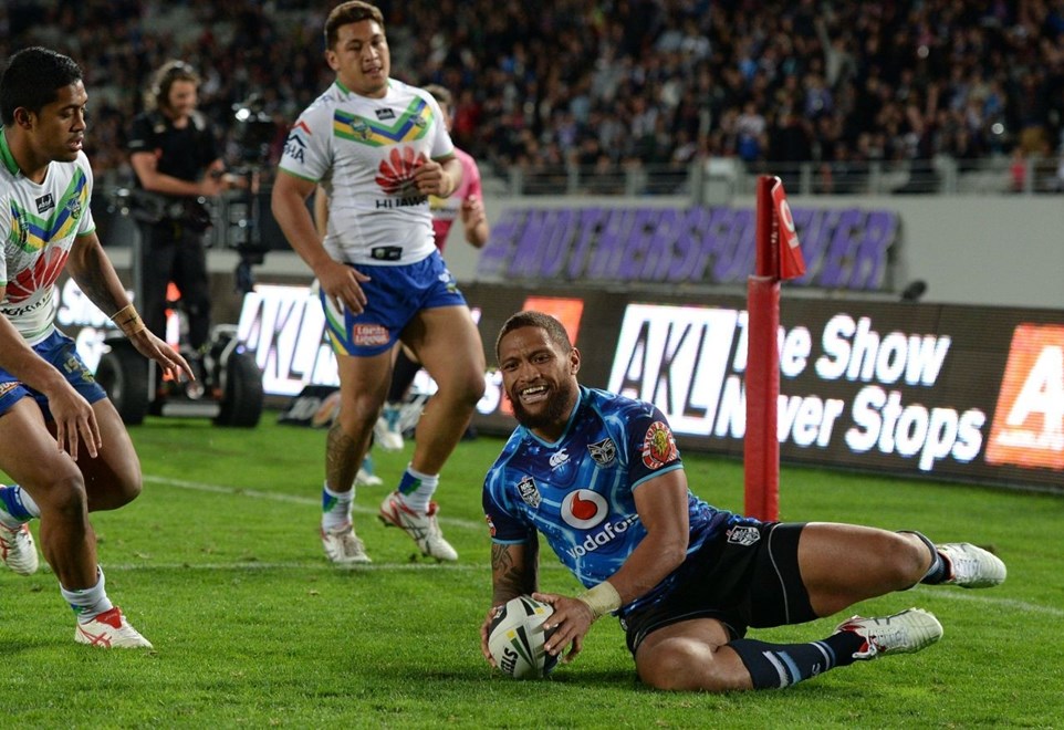 Manu Vatuvei scores the first of his two tries for the Vodafone Warriors on Saturday night. Image | www.photosport.co.nz