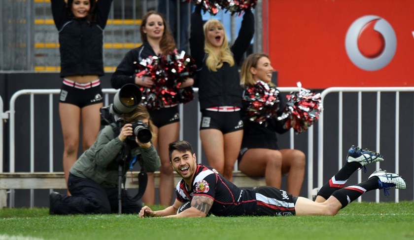 Shaun Johnson scores a try. Vodafone Warriors v Gold Coast Titans. NRL Rugby League. Mt Smart Stadium, Auckland, New Zealand. Sunday 31 August 2014. Photo: Andrew Cornaga/www.Photosport.co.nz