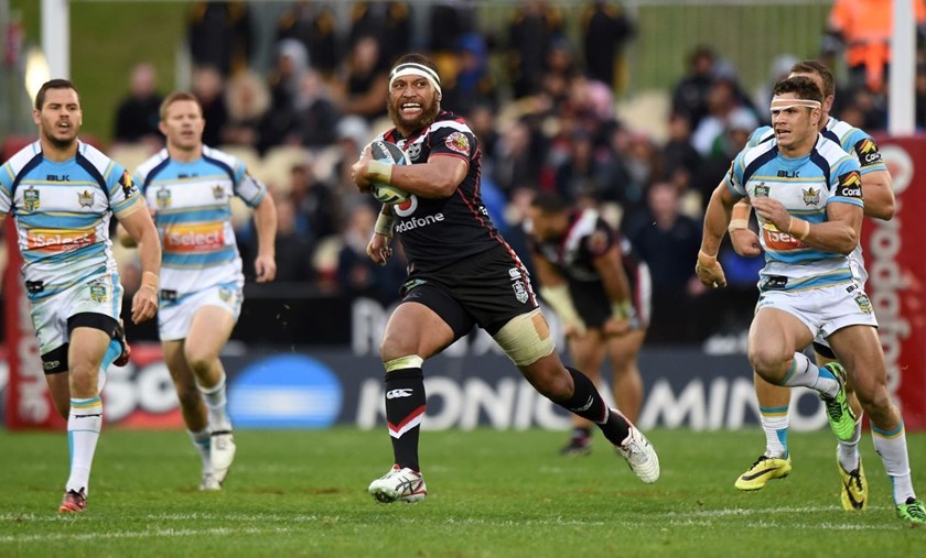 Manu Vatuvei on the charge.Vodafone Warriors v Gold Coast Titans. NRL Rugby League. Mt Smart Stadium, Auckland, New Zealand. Sunday 31 August 2014. Photo: Andrew Cornaga/www.Photosport.co.nz