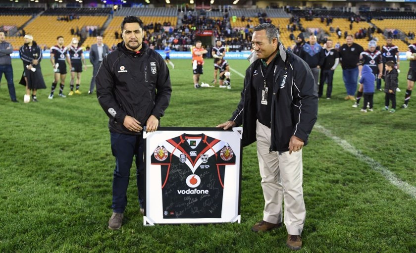 Jerome Ropati is presented a framed shirt by Duanne Mann. Vodafone Warriors v Gold Coast Titans. NRL Rugby League. Mt Smart Stadium, Auckland, New Zealand. Sunday 31 August 2014. Photo: Andrew Cornaga/www.Photosport.co.nz