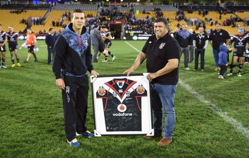 Carlos Tuimavave is presented with a framed jersey. Vodafone Warriors v Gold Coast Titans. NRL Rugby League. Mt Smart Stadium, Auckland, New Zealand. Sunday 31 August 2014. Photo: Andrew Cornaga/www.Photosport.co.nz