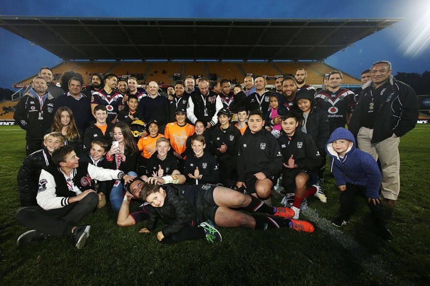 The team pose for a group photo after the match. Round 25 NRL Telstra Premiership game, Vodafone Warriors v Gold Coast Titans, Mt Smart Stadium, Auckland, New Zealand. Sunday 31 August 2014. Photo: www.photosport.co.nz