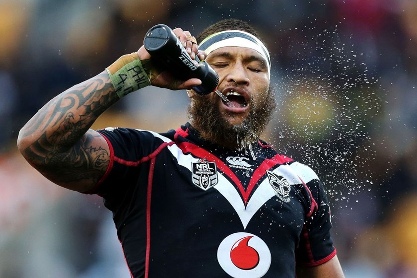 Manu Vatuvei of the Warriors takes a breather. Round 25 NRL Telstra Premiership game, Vodafone Warriors v Gold Coast Titans, Mt Smart Stadium, Auckland, New Zealand. Sunday 31 August 2014. Photo: www.photosport.co.nz