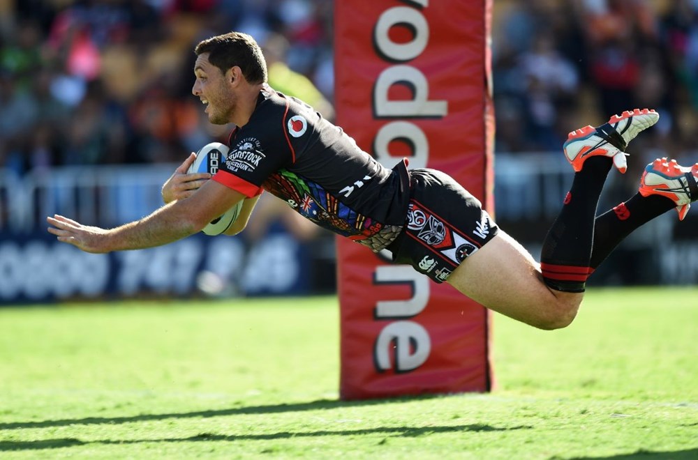 JONATHAN WRIGHT scores a try during the NRL Rugby League match between the Vodafone Warriors and The Gold Coast Titans at Mt Smart Stadium, Auckland, New Zealand. Anzac Day, Saturday 25 April 2015. Copyright Photo: Andrew Cornaga / www.Photosport.co.nz