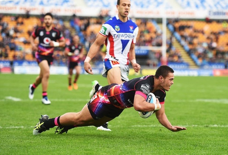TUIMOALA LOLOHEA scores an early try during the NRL Rugby League match between the Vodafone Warriors and The Newcastle Knights at Mt Smart Stadium, Auckland, New Zealand. Sunday 31 May 2015. Copyright Photo: Andrew Cornaga / www.Photosport.co.nz