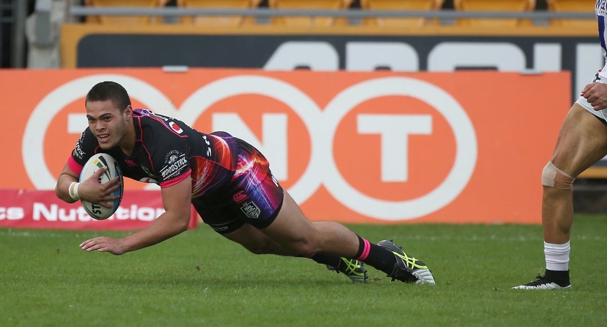 Warriors player Tuimoala Lolohea scores a try during the NRL Rugby League match played between the New Zealand Warriors and the Newcastle Knights  at Mount Smart Stadium in Auckland on 31 May 2015. 

Copyright Photo; Peter Meecham/ www.photosport.co.nz