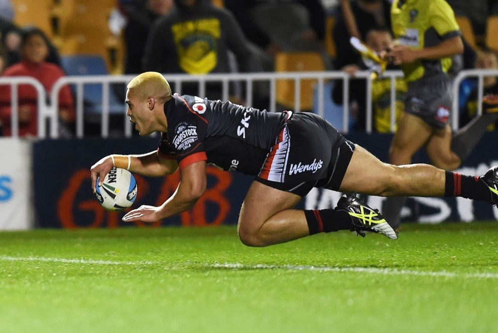 TUIMOALA LOLOHEA scores a try during the NRL Rugby League match between the Vodafone Warriors and The North Queensland Cowboys at Mt Smart Stadium, Auckland, New Zealand. Saturday 22 August 2015. Copyright Photo: Andrew Cornaga / www.Photosport.nz