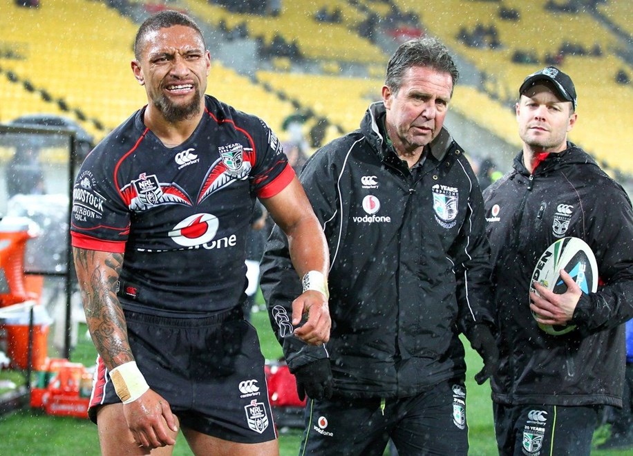 Manu Vatuvei leaving the field after aggravating his shoulder injury in the Vodafone Warriors' clash against St George Illawarra in Wellington. Image | www.photosport.nz