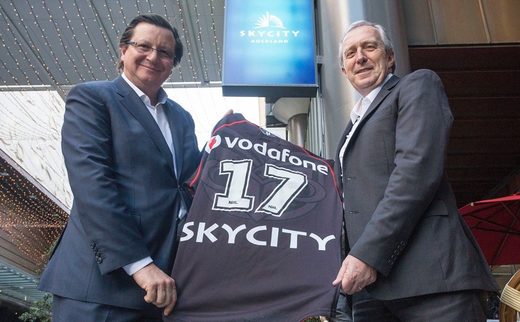 SKYCITY Auckland CEO Nigel Morrison and Vodafone Warriors managing director Jim Doyle celebrate extending SKYCITY's sponsorship to 17 years. Image | Ra Pomare