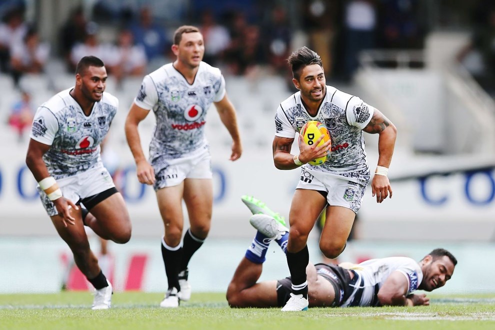 Shaun Johnson of the Warriors steals the ball on his way to score a try against the Bulldogs during Day 1 of the NRL Auckland Nines Rugby League Tournament, Eden Park, Auckland, New Zealand. Saturday 6 February 2016. Photo: Anthony Au-Yeung / www.photosport.nz