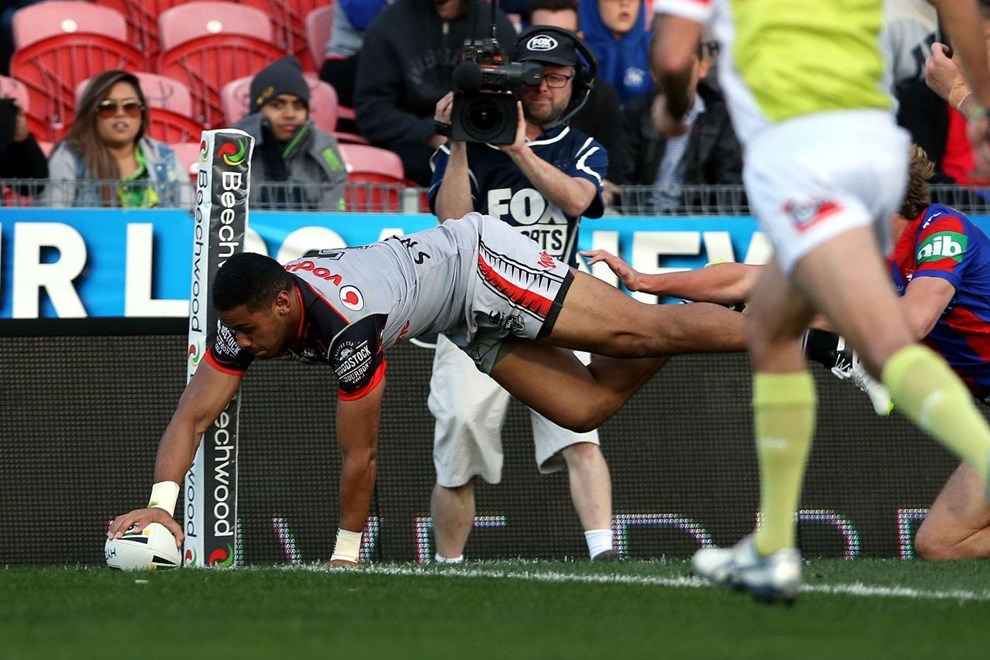 David Fusitu'a dives over for the try
Knights v Warriors NRL rugby league match at Hunter Stadium, Newcastle Australia. Saturday 11 June 2016. Photo: Paul Seiser / www.photosport.nz