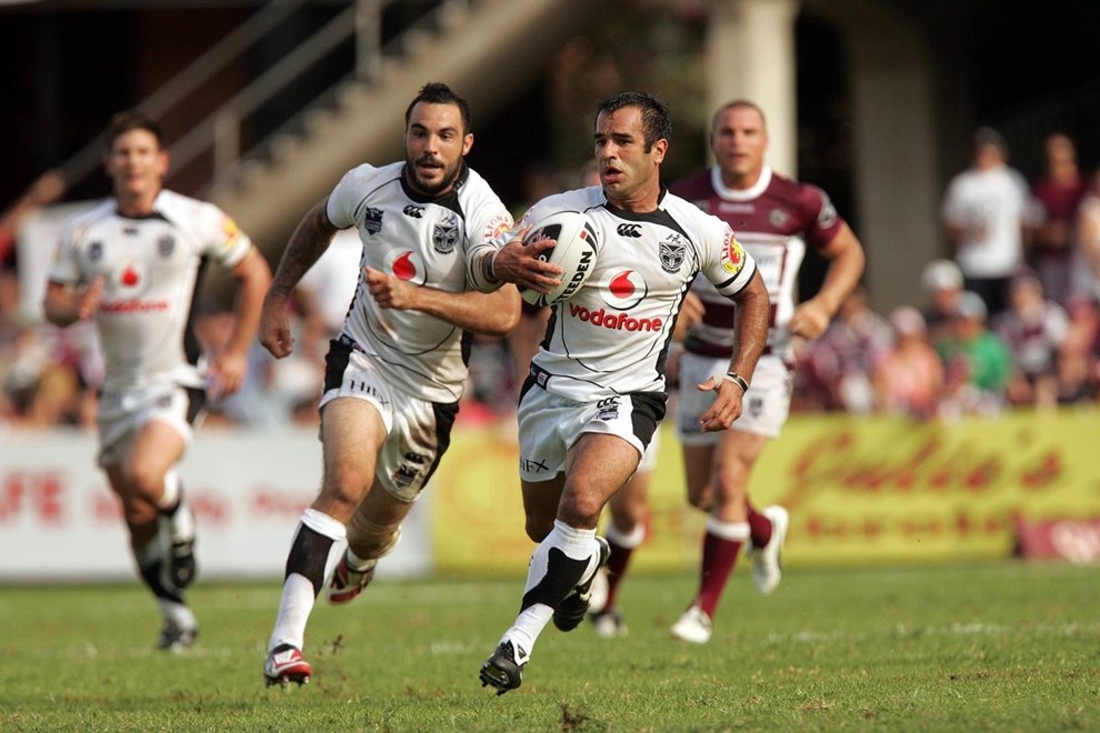 Stacey Jones in his comeback appearance for the Vodafone Warriors against Manly in 2009, a match in which he helped the side to a dramatic 26-24 victory. Image | www.photosport.nz