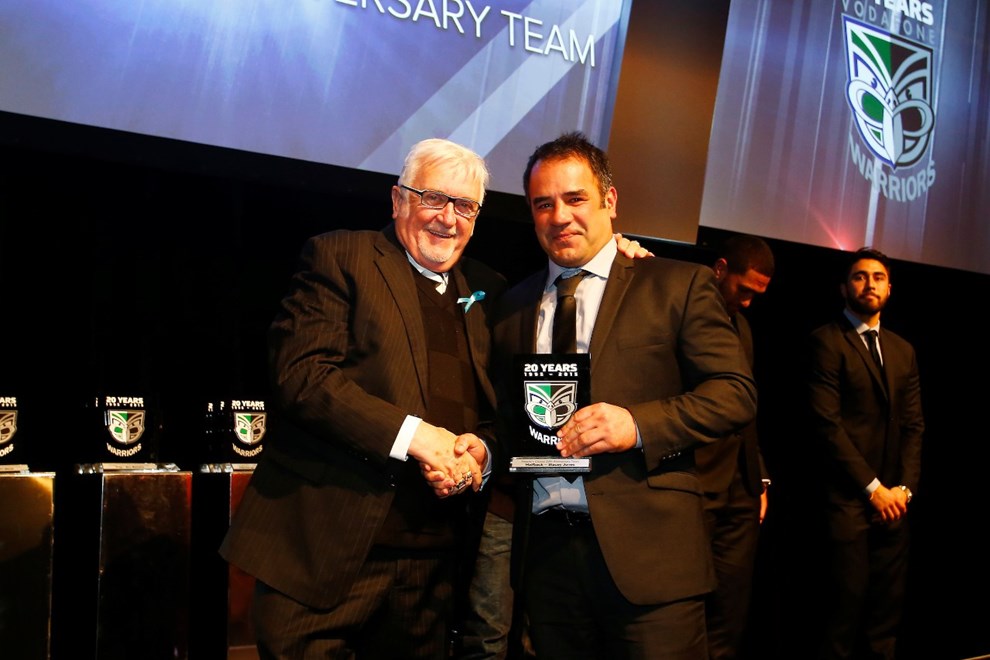 Stacy Jones recieves his People's Choice 20th Anniversary Team plaque from Sir Peter Leitch. Vodafone Warriors 21st Annual Awards