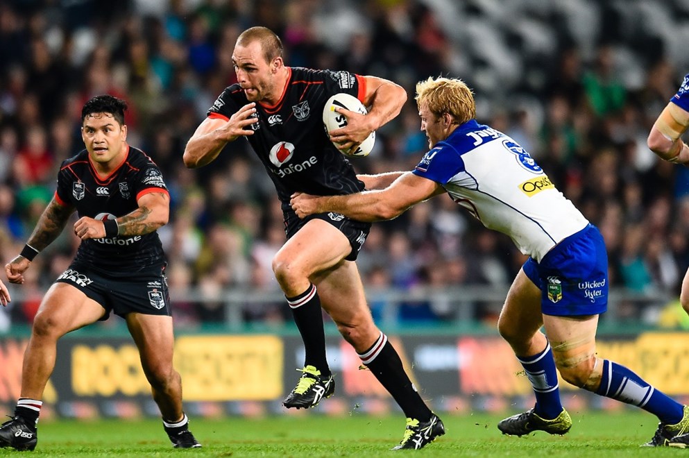 Simon Mannering of The Warriors eludes Aiden Tolman of the Bulldogs during the NRL Rugby League match