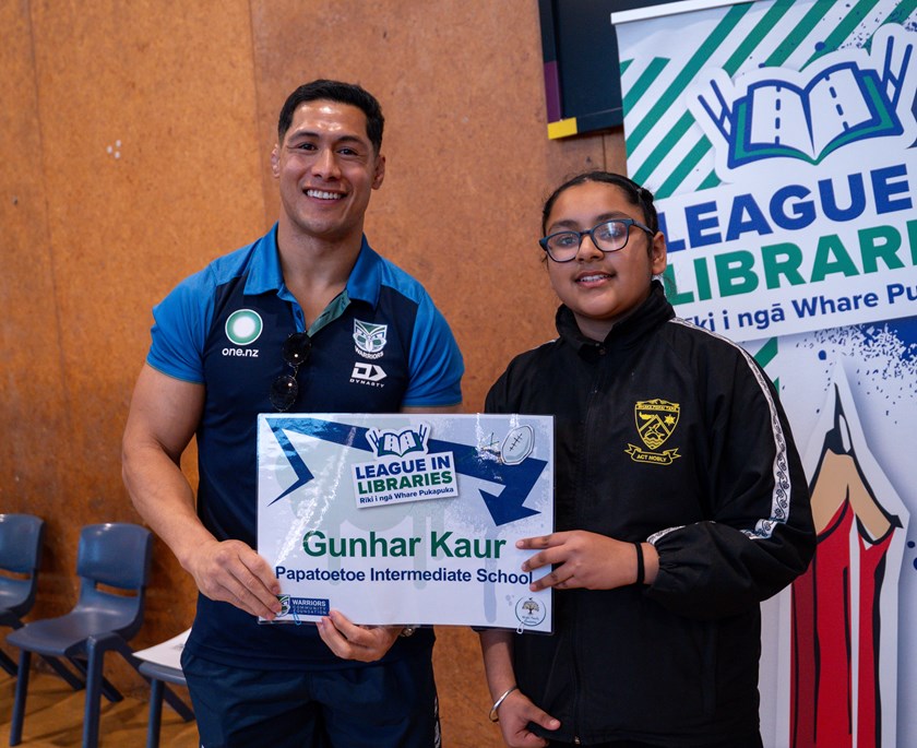 League in Libraries year 7-8 winner Gunhar Kaur of Papatoetoe Intermediate School with former pupil and One New Zealand Warriors great Roger Tuivasa-Sheck.