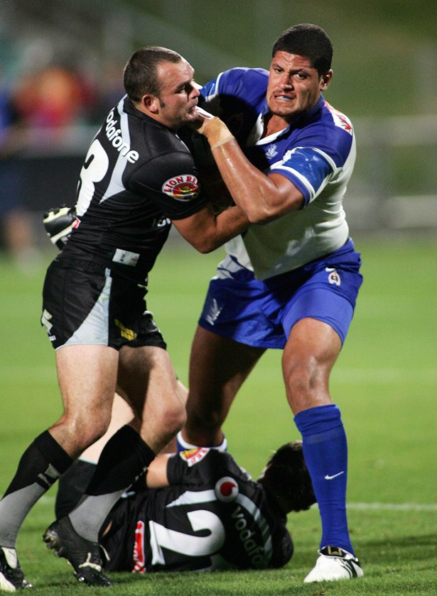 Corey Lawrie tangles with Canterbury Bankstown's Willie Mason in the Vodafone Warriors' 2007 trial at North Harbour Stadium.